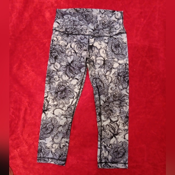 Lululemon Wunder Under Crop High Rise 21” Size Floral Purple Grey Black Size 8 - Picture 1 of 4